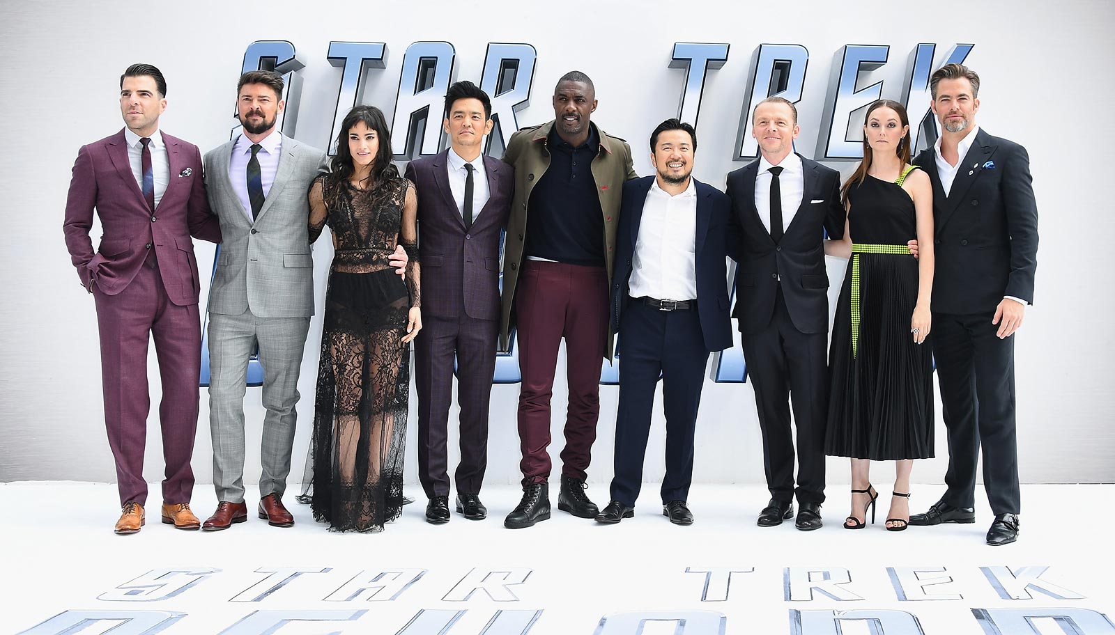 Bintang-bintang Star Trek Beyond bersama sang sutradara, Justin Lin.